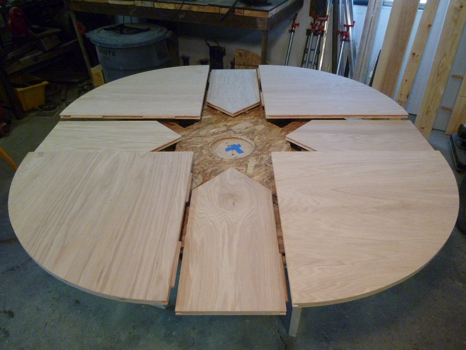 Круглый раздвижной стол из дерева